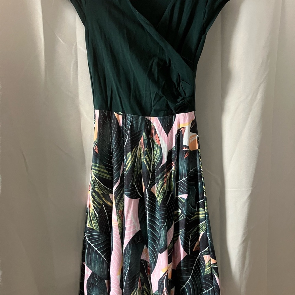 Chic Leaf Print Midi Dress in Green and Pink
